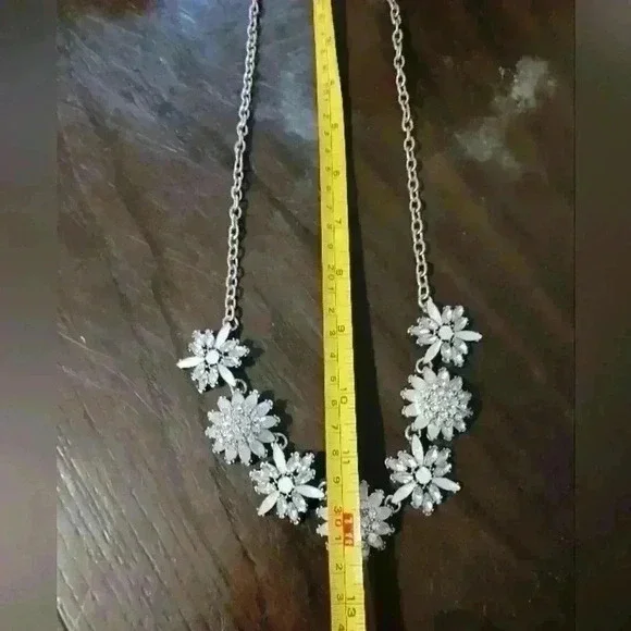 Silver faux opel crystal 🌼 flower necklace. - Picture 3 of 4
